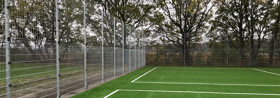 Hegn til boldbane  / sportsplads