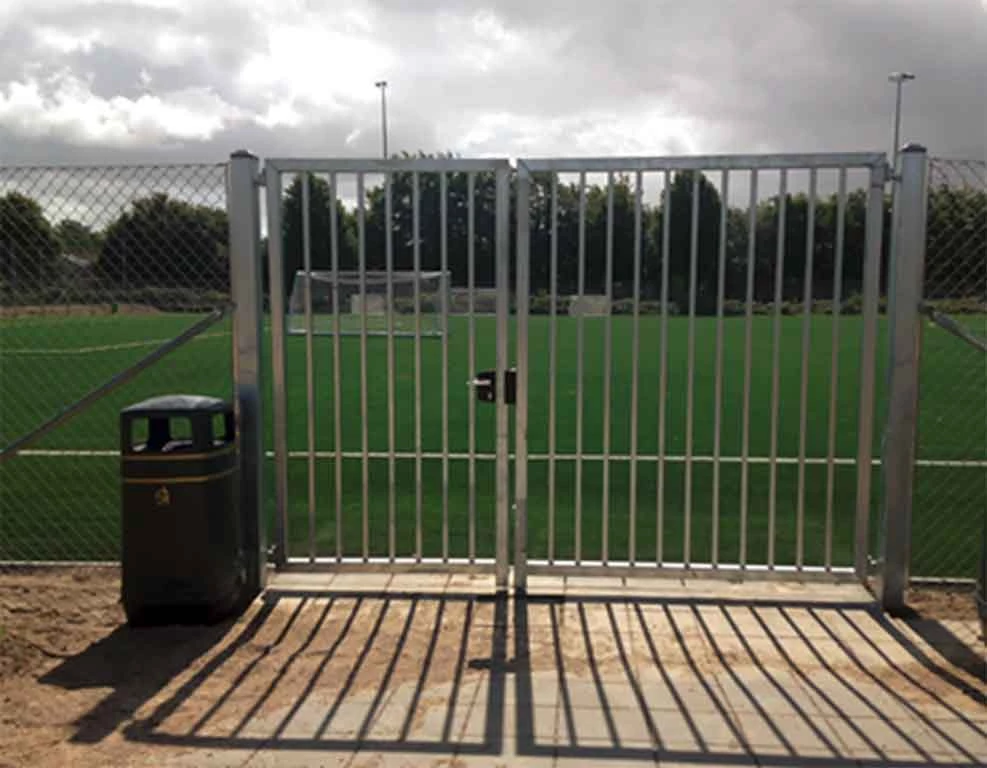 Assymmetrish port med hegn til boldbane eller sportsplads